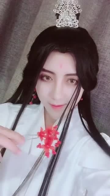 天官赐福小哥哥cos谢怜拿下面具那一刻觉得真正谢怜出来了