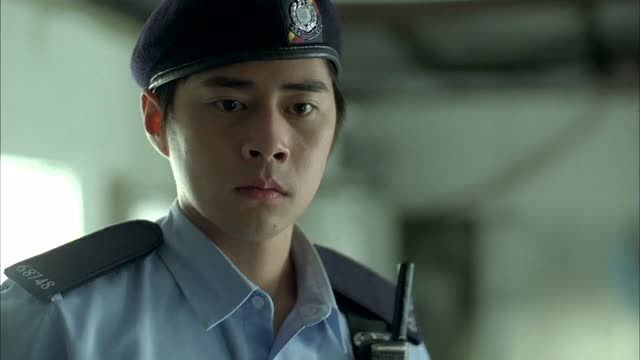 机动部队任达华够狠这警棍打下去,隔着屏幕都感觉到疼