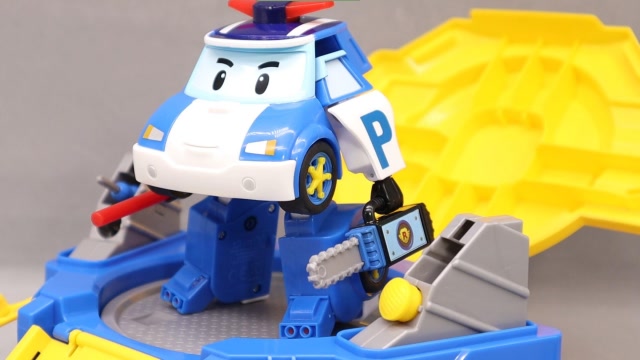 罗伊遇到坏人!变形警车珀利变身出发救援!