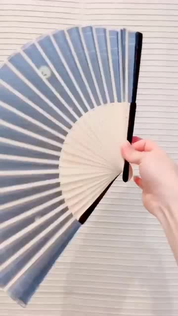 教大家一个新的方法开扇子动作很帅