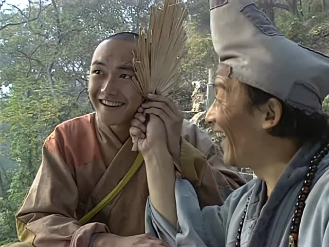 济公游记:济公拿扇子在耳边听,怎料按了几下,就发生了怪事