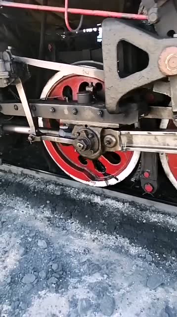 火车的连杆传动看了几遍都没明白怎么做到的