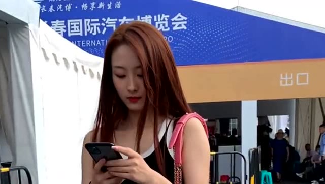 苏宁的好友黄会赢,她的颜值也比李凉凉好看,喜欢她的人也很多!