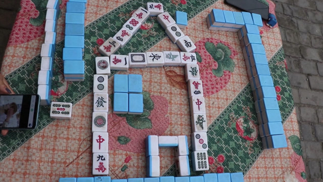 丈母娘叫我打麻将,竟然在牌桌上摆了个房子,这分明是在暗示我啊