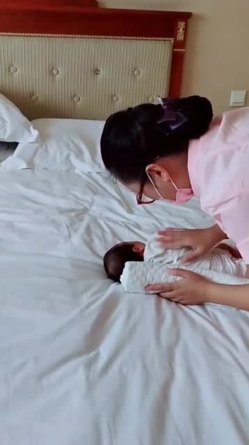 婴儿侧睡正确图解侧身图片