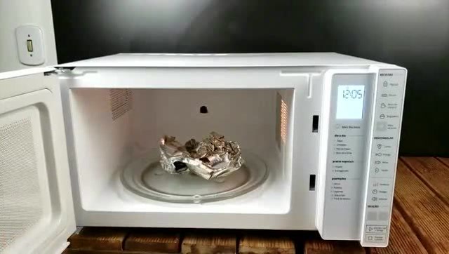 为什么锡纸不能放进微波炉看完实验你就明白了