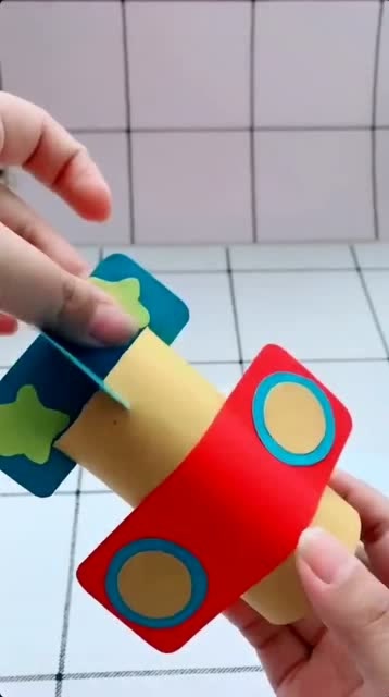 亲子手工制作小飞机,跟着老师一起学,纸筒小飞机飞起来啦!