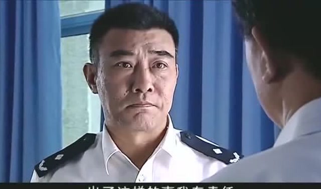 警中英雄:犯人在监狱迷晕三名刑警,化装成警察越狱,还真能了