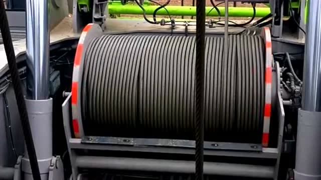 这个转轴可真是太霸气了,这是一辆大型吊车上的转轴,可以吊起近百吨的