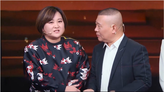 郭德纲贾玲互损合集,贾玲现场调侃郭德纲贪财:只要给钱他啥都干
