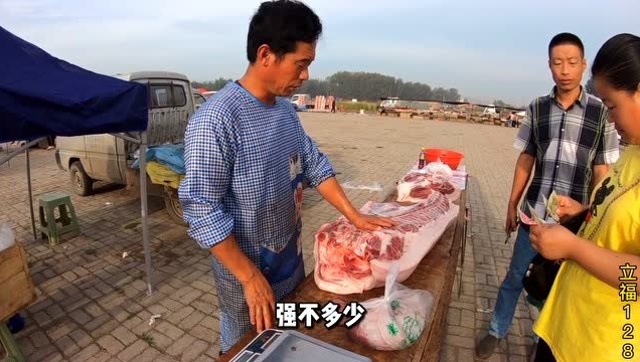 东北大哥卖猪肉生意就是好,一天能卖两头猪,来看看他是怎么卖的吧