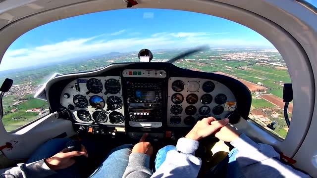 驾驶舱第一视角,驾驶螺旋桨飞机降落