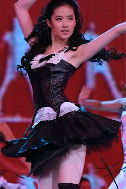 刘亦菲跳舞照被疯传,19岁的颜值太耐打,不愧是神仙姐姐