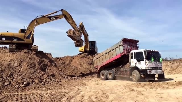 柬埔寨工地实拍:大型挖机挖土装车过程,大挖斗效率不是一般的高