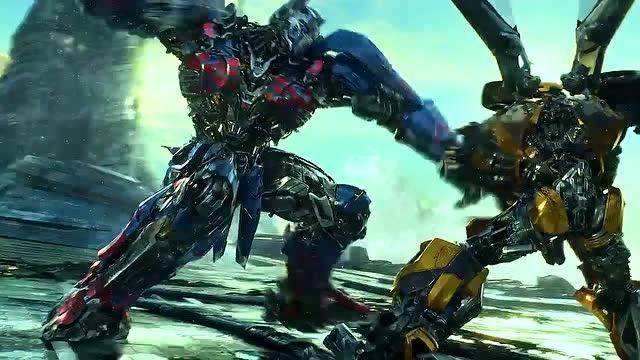 擎天柱大战大黄蜂,这特效做的太好看了,莫名就激动起来了