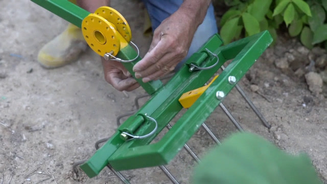 农民大叔自制"松土"神器,一天能松土3亩地,20元造一把