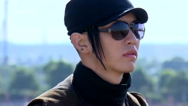 铠甲勇士铠传:萧风随时驮拏多铠甲召唤人,但也是一名侠盗