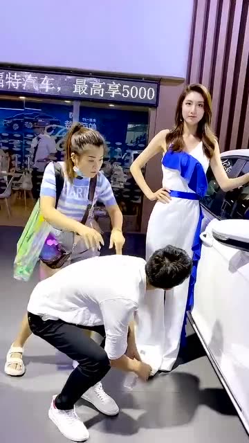 小伙当着老婆的面撩妹,回家跪搓衣板吧