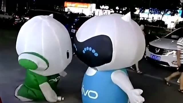 oppo大战vivo户外两个玩偶在相互锤头最后还是oppo略胜一筹