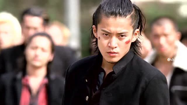 泷谷源治为了不让铃兰输,独自一人挑战凤仙高中所有人,结局亮了