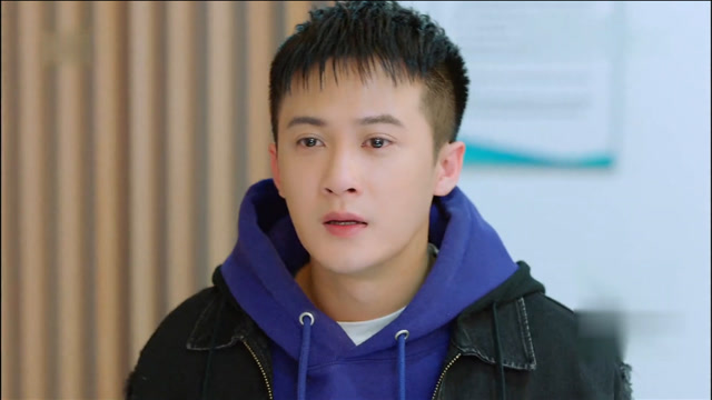 关震雷赶来医院,看到在输液的李贝,正想上前照顾她,结果看到了跑来的