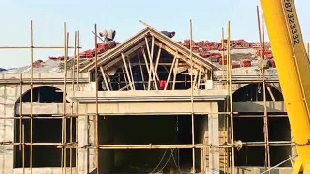 四坡五脊加老虎窗造型这个顶子的成本5万多大家说说这房顶值吗