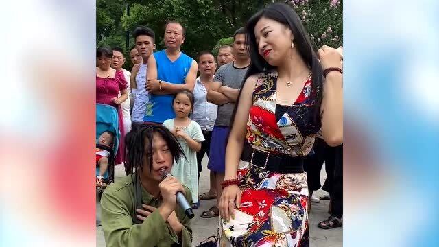 乞丐街头唱歌配上美女的舞蹈太精彩了