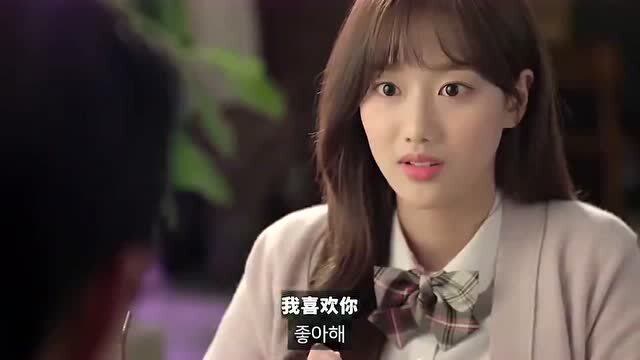 韩剧:女朋友想秘密恋爱,男主出其不意一个吻,说做不到,太甜了!