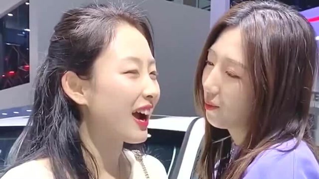 车展上最漂亮的车模黄会赢,颜值比苏宁还高,为什么就是没有苏宁火!