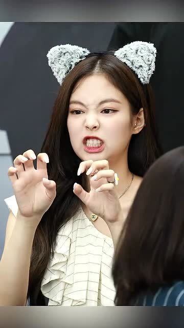jennie,今天是调皮的小奶猫,这个奶凶的动作萌到我了