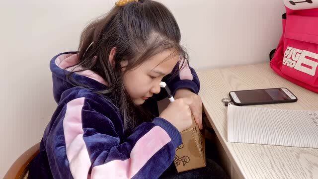 小娜子的流沙笔盒摔坏了,用纸盒改装了个,妈妈意外发现了"情侣笔"