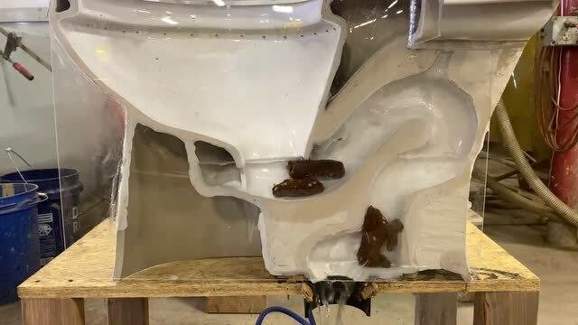 将马桶切开一半,看看马桶是如何将"便便"冲走的