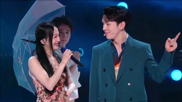 李佳琦为张韶涵撑伞深情对唱淋雨一直走甜炸全场嗨到不行
