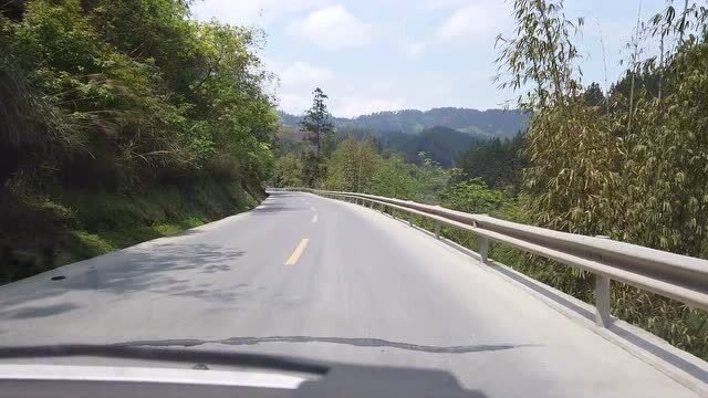 开车在贵州农村公路,真正的感受到了贵州的交通变化很大,点赞了