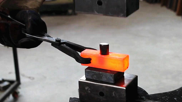 现代铁匠冶炼手艺,锻造一把热切凿子,过程让人感到十分舒适!