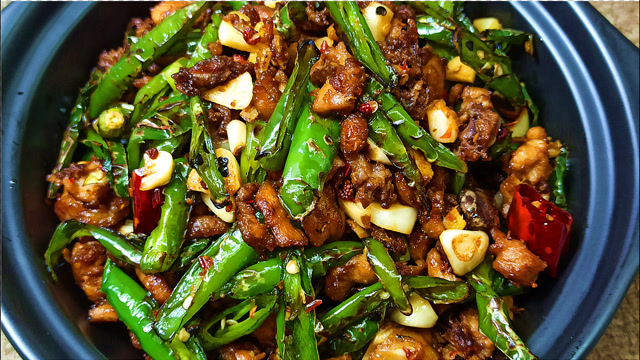 用半只鸡肉做个"虎皮尖椒鸡",做出来焦香酥脆,特过瘾超级解馋