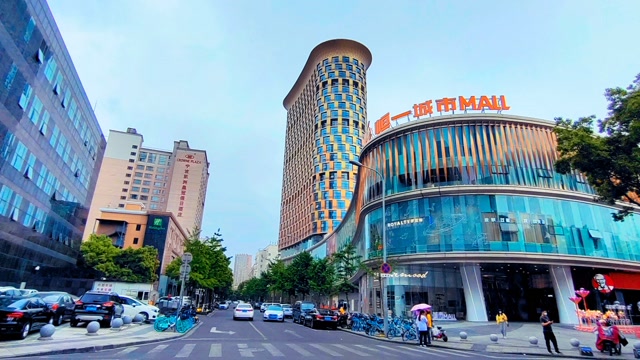 网上最被受关注的宁波海曙恒一广场,今天来到广场内不到10个人,显得