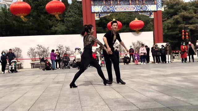 帅哥和美女在北京陶然亭,表演吉特巴,实在是太精彩了