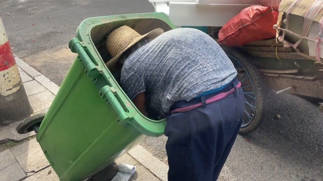 82岁老人在垃圾桶里翻东西,9岁小朋友暖心一幕,让人瞬间感动
