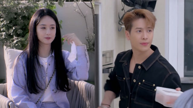 王嘉尔想吃鸡蛋被赵丽颖拒绝,为了鸡蛋,跟赵丽颖比赛投篮 !