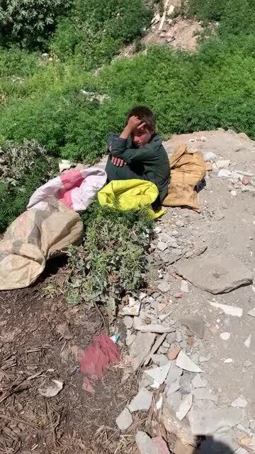 巴基斯坦贫民窟孩子,捡垃圾为生,一天了还没吃上饭!