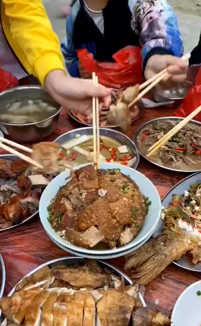 第一次到农村吃大席,看到这一幕,我就知道份子钱能赚回来了