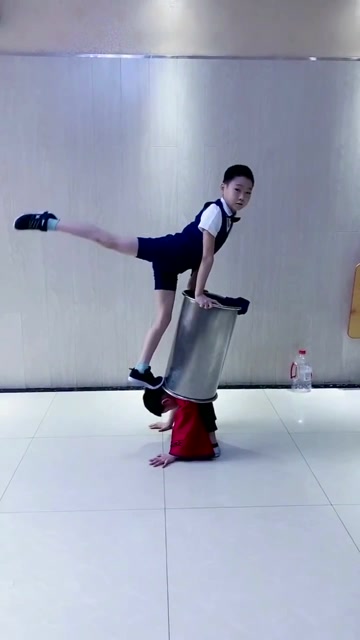 两个小男孩苦练杂技6年不放弃展示震惊全场观众