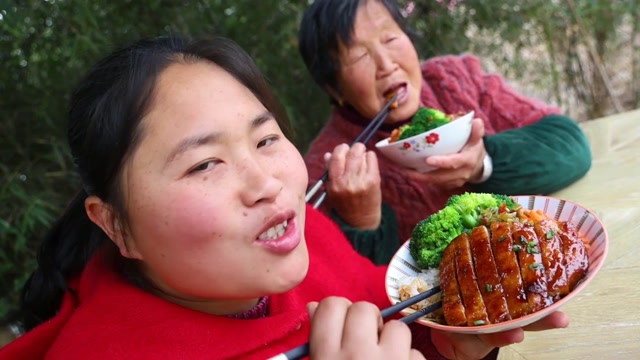 胖妹在家閒不住,去撿柴把家富,還做份雞排飯,奶奶誇她真能幹