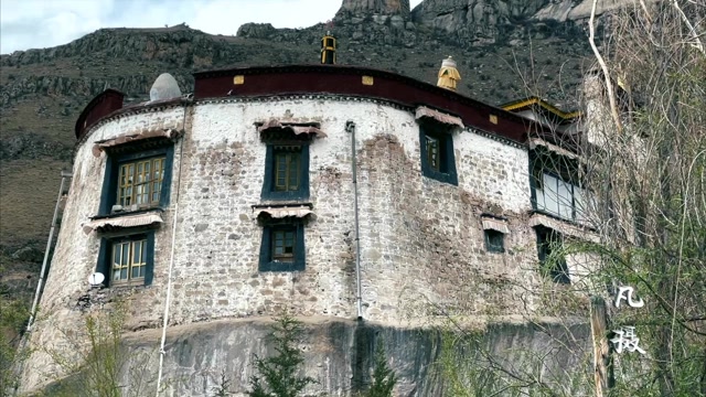 西藏帕崩岗寺据说文成公主住过的地方不远处就是天葬台