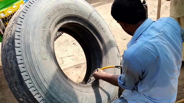 如何修补卡车轮胎内胎?巴铁师傅是这样操作的,真是大开眼界