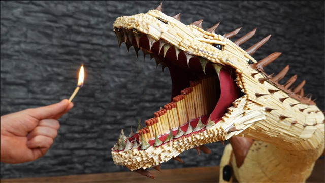 老外用20000根火柴拼成"神龙"!点燃的瞬间,变身喷火龙!