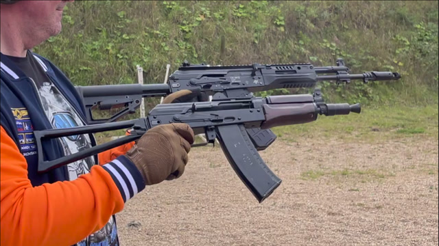 aks-74u自动步枪,喇叭型消焰器很有特点,有效射程与冲锋枪相似