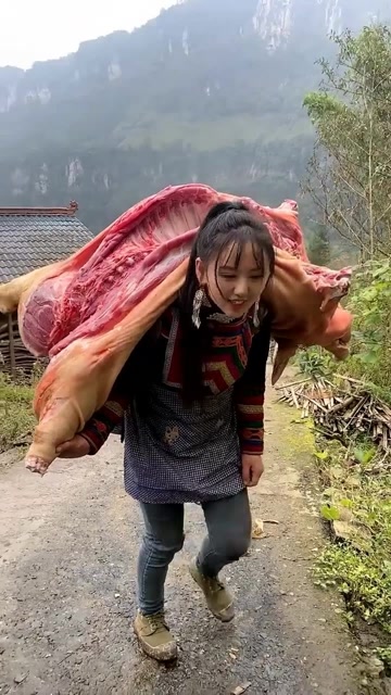 农村女汉子背猪肉,真让人心疼