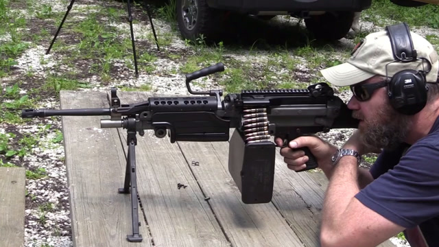 民用版m249s半自动机枪采用可散式弹链精度提高不止一个档次